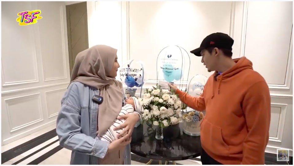 7 Momen Zaskia Sungkar dan Irwansyah buka kado untuk baby Ukkasya