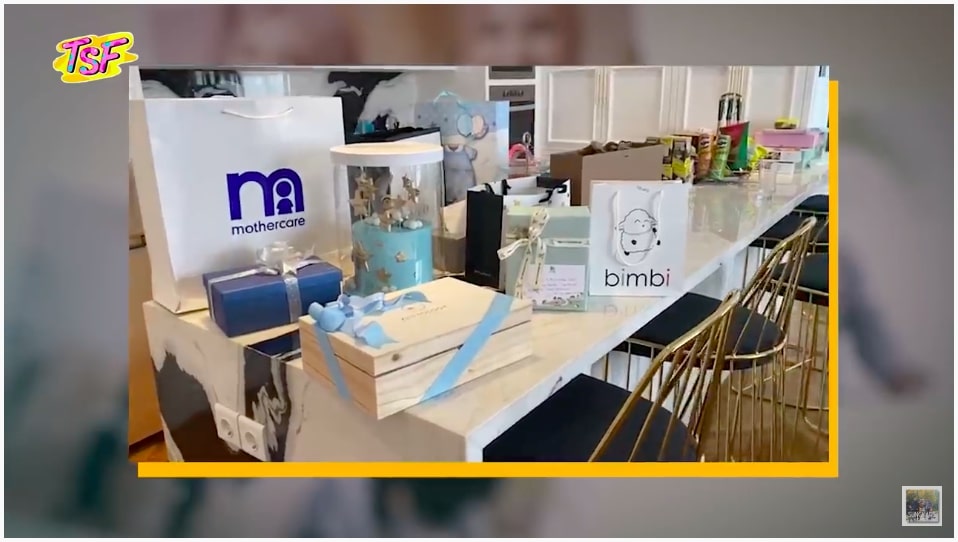 7 Momen Zaskia Sungkar dan Irwansyah buka kado untuk baby Ukkasya