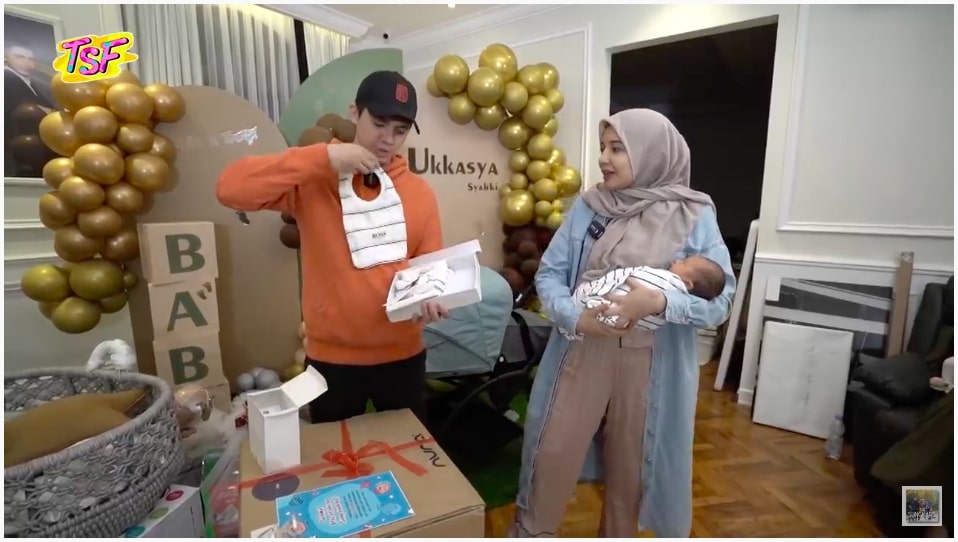 7 Momen Zaskia Sungkar dan Irwansyah buka kado untuk baby Ukkasya