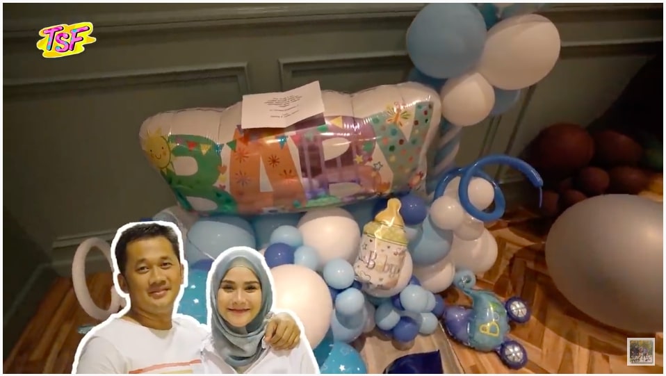 7 Momen Zaskia Sungkar dan Irwansyah buka kado untuk baby Ukkasya