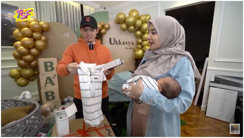7 Momen Zaskia Sungkar dan Irwansyah buka kado untuk baby Ukkasya