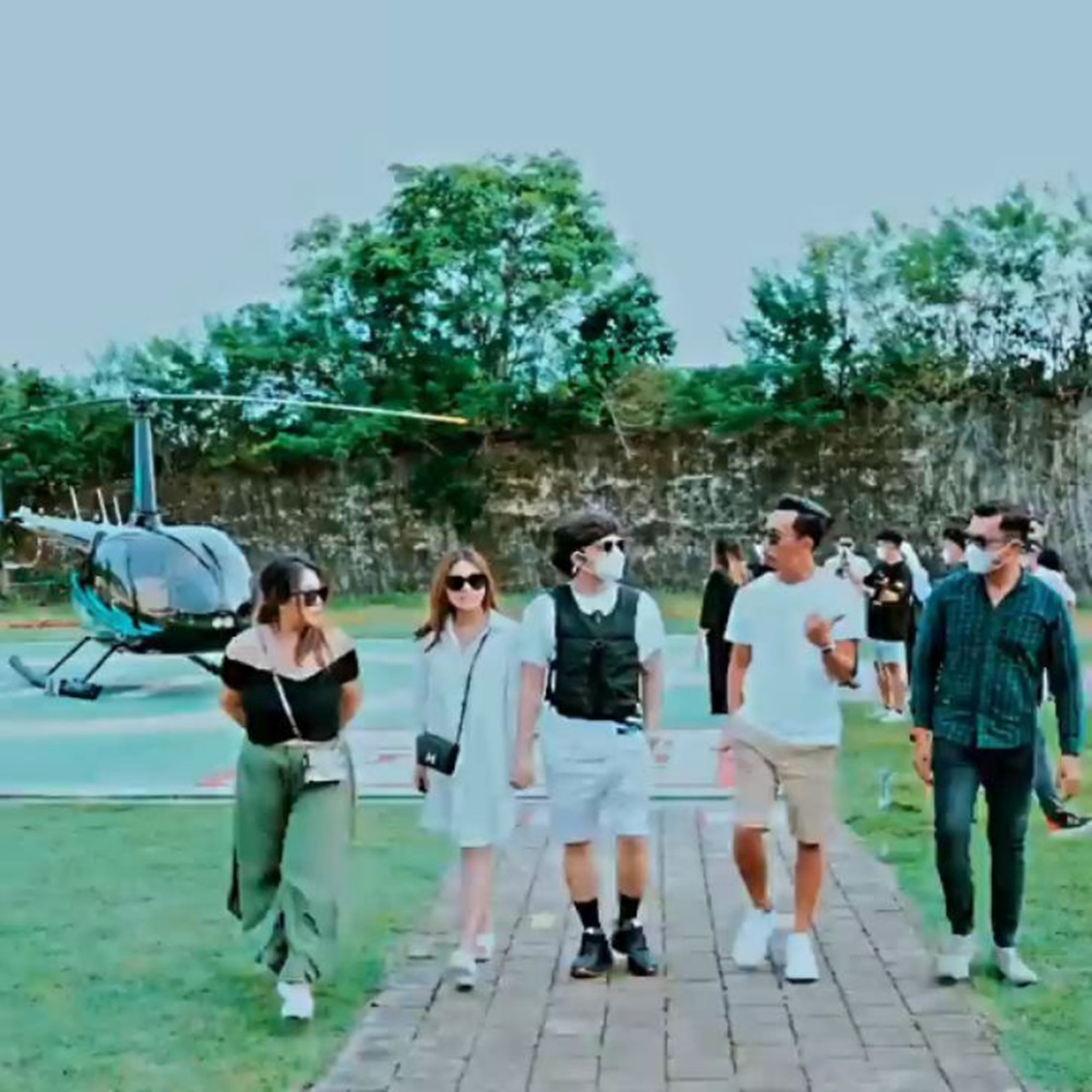 10 Potret keseruan Atta dan Aurel keliling Bali naik helikopter