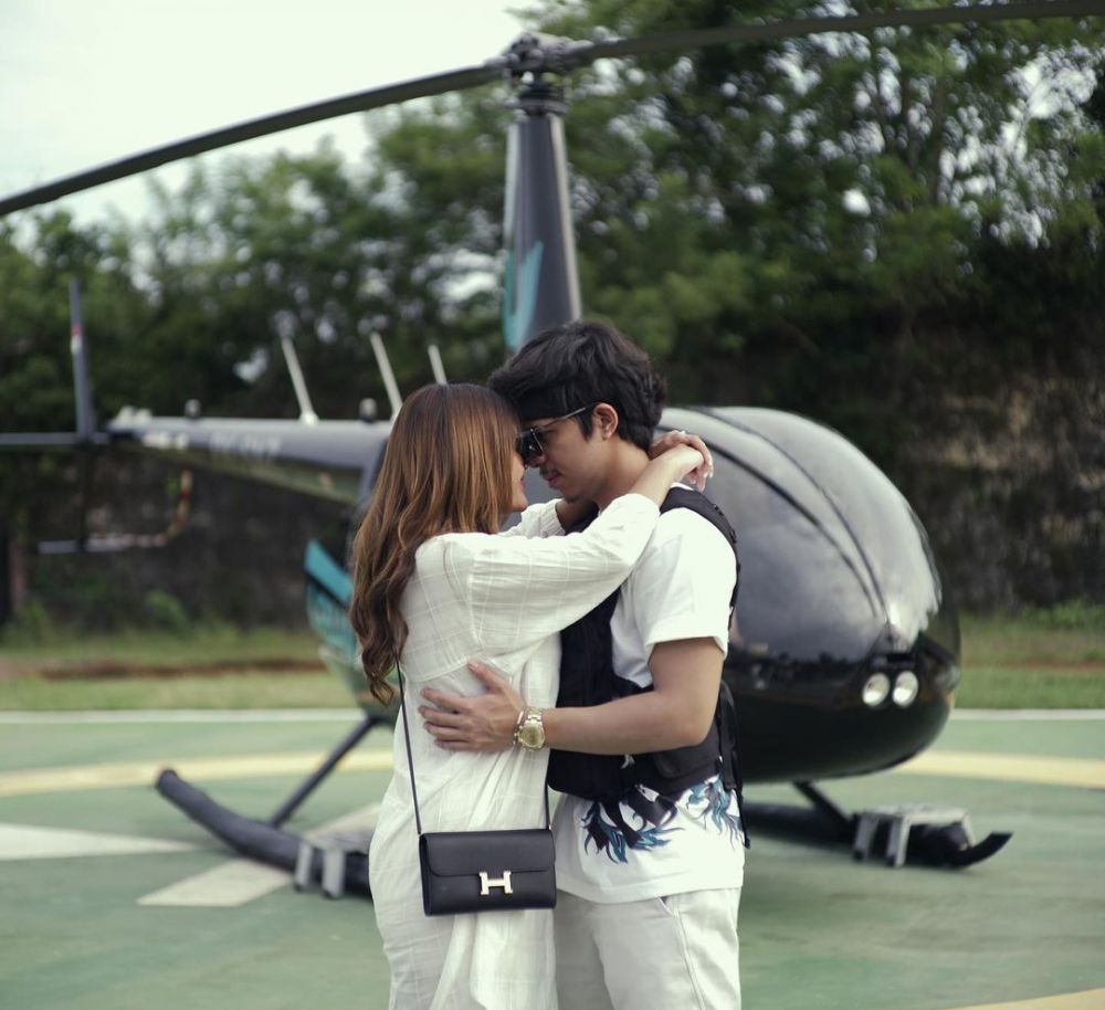 10 Potret keseruan Atta dan Aurel keliling Bali naik helikopter