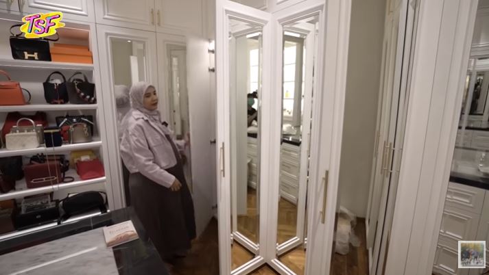 8 Potret walk in closet Zaskia Sungkar, bajunya capai ratusan