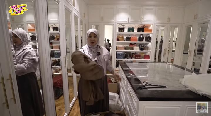 8 Potret walk in closet Zaskia Sungkar, bajunya capai ratusan