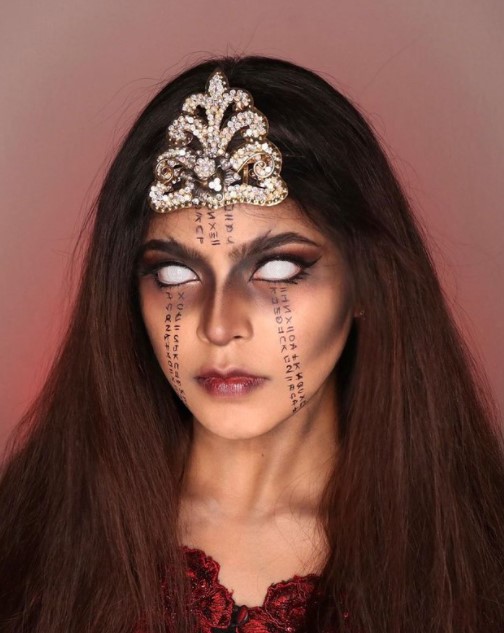 10 Potret polesan makeup Jharna Bhagwani, bikin merinding