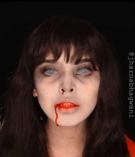 10 Potret polesan makeup Jharna Bhagwani, bikin merinding