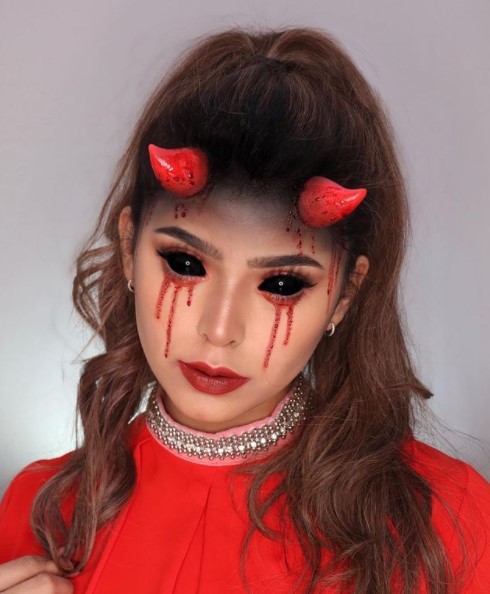 10 Potret polesan makeup Jharna Bhagwani, bikin merinding