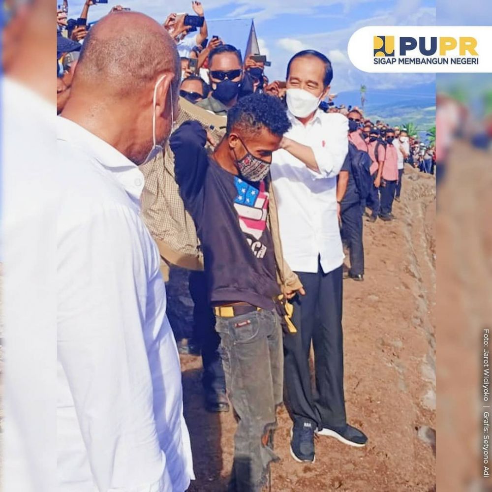 8 Momen Presiden Jokowi tinjau warga NTT, beri korban bencana jaket