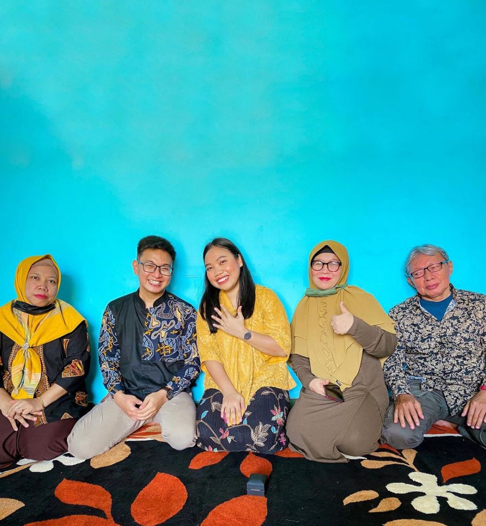 10 Momen Mumuk Gomez dilamar kekasih, bikin baper