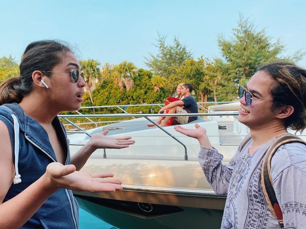 Momen 5 seleb yang kini jomblo lalu jadi 'obat nyamuk' kakaknya, kocak