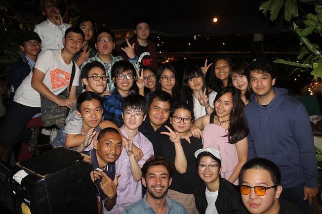 Jarang tersorot, ini 6 potret kompak Reza Rahadian dan adiknya