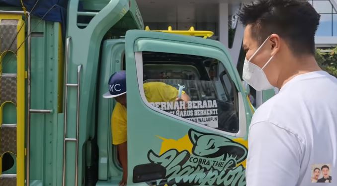 10 Momen Baim Wong borong baju di mal pakai truk untuk korban banjir