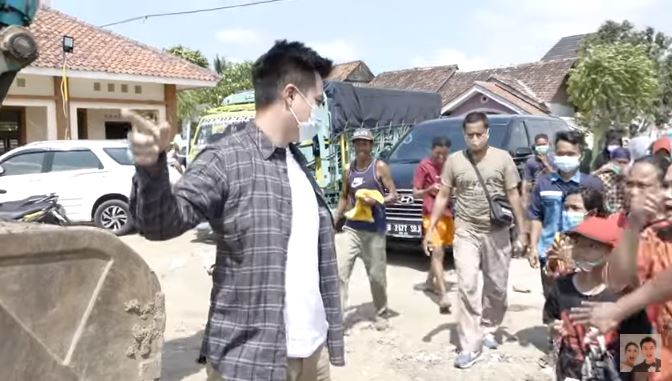 10 Momen Baim Wong borong baju di mal pakai truk untuk korban banjir