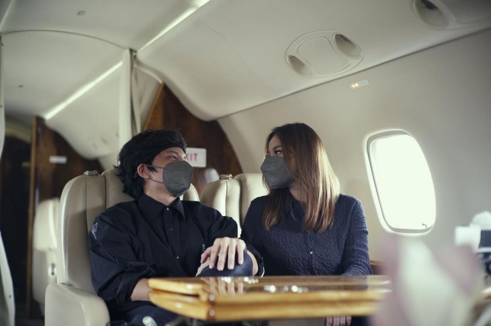 Momen mesra 8 pasangan seleb di dalam pesawat, terbaru ada Atta-Aurel