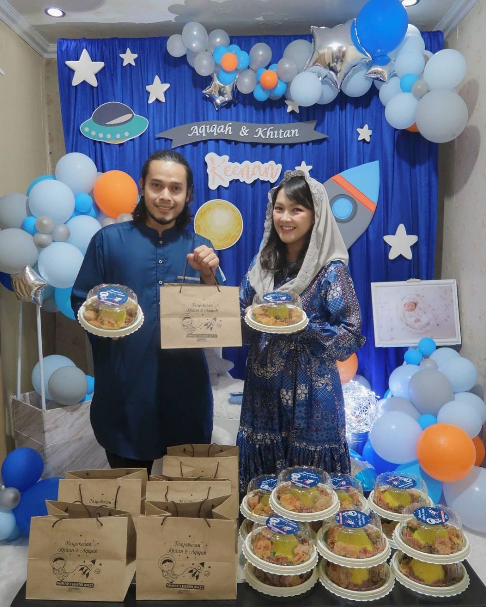7 Momen khitan dan akikah anak Ana Riana, dekorasinya serba biru
