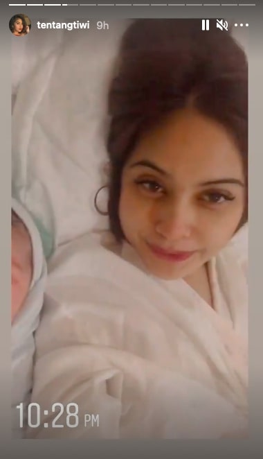 Lahirkan anak kedua, ini 7 momen persalinan Tiwi eks T2