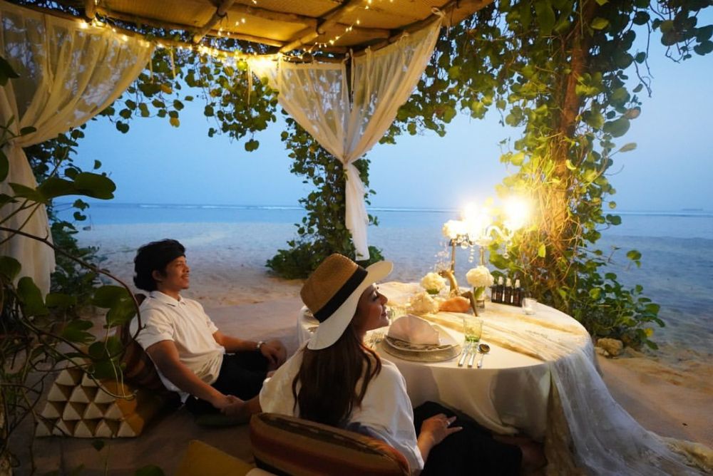 5 Momen dinner Aurel dan Atta Halilintar, romantis di pinggir pantai