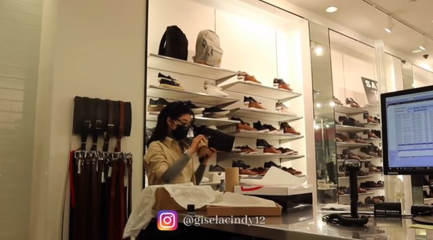 10 Potret Gisela Cindy kerja jadi store manager toko sepatu di Kanada