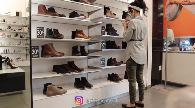 10 Potret Gisela Cindy kerja jadi store manager toko sepatu di Kanada