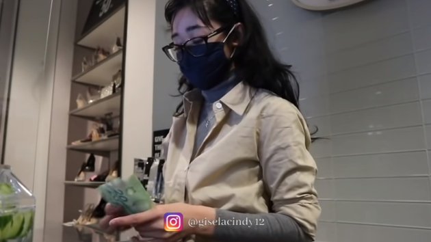 10 Potret Gisela Cindy kerja jadi store manager toko sepatu di Kanada