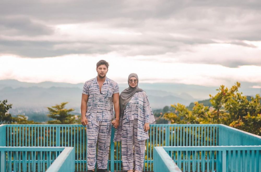 10 Pasangan seleb ini perdana jalani Ramadan 2021 bareng buah hati