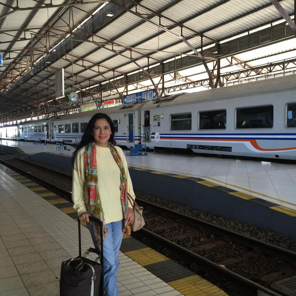 Pesona ibu 10 pesinetron, Rieta Amilia menawan di usia 59 tahun