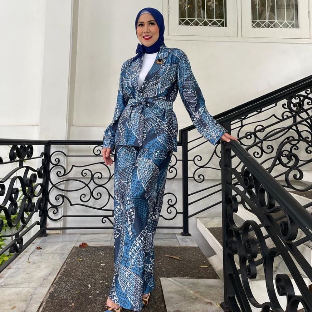 Pesona ibu 10 pesinetron, Rieta Amilia menawan di usia 59 tahun