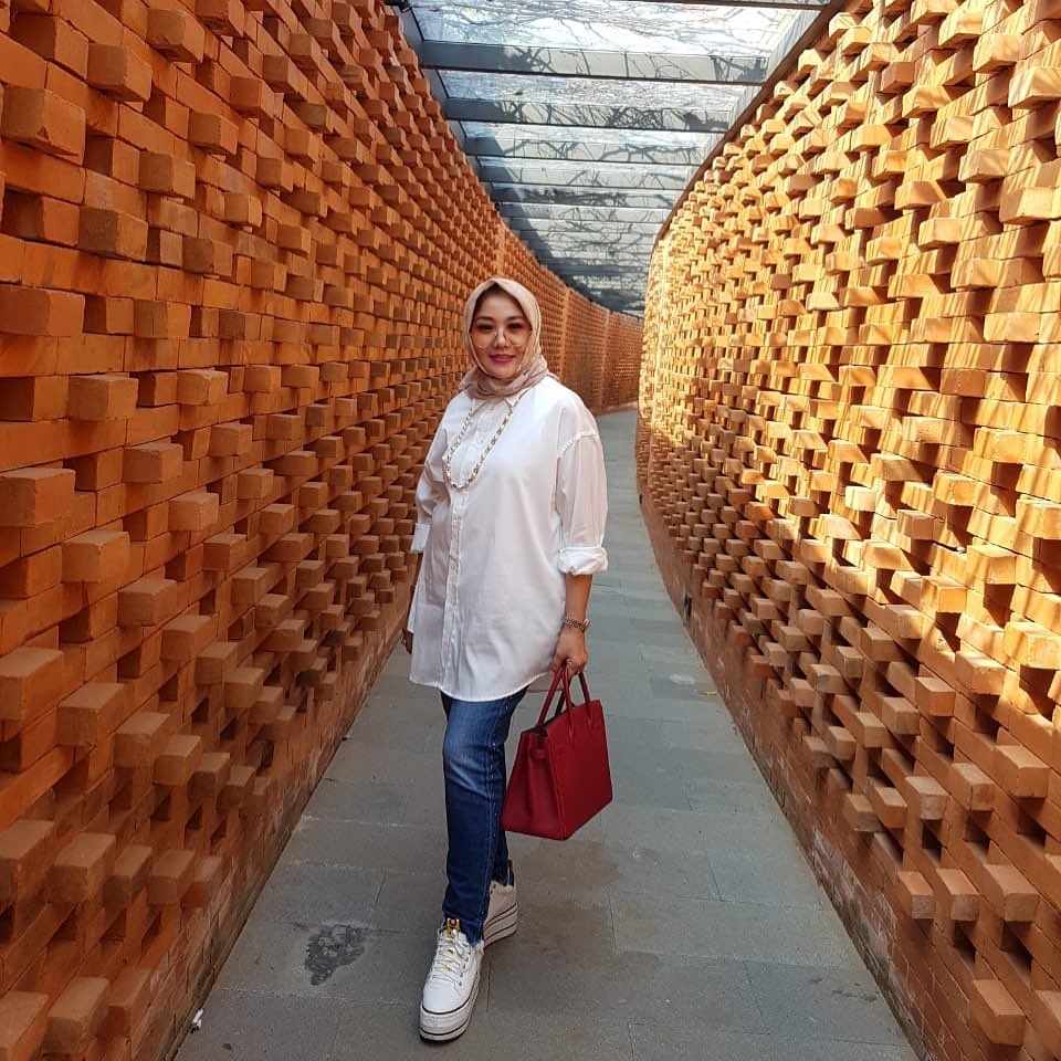 Pesona ibu 10 pesinetron, Rieta Amilia menawan di usia 59 tahun