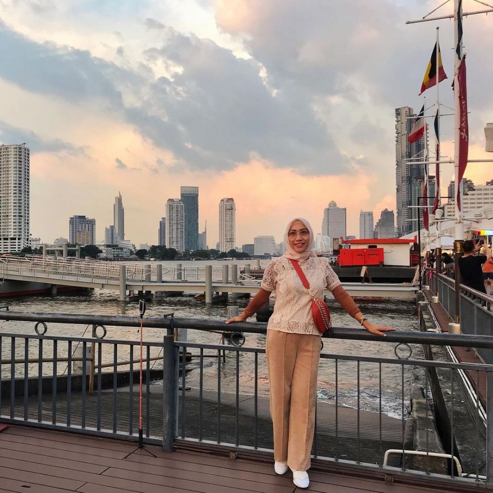 Pesona ibu 10 pesinetron, Rieta Amilia menawan di usia 59 tahun