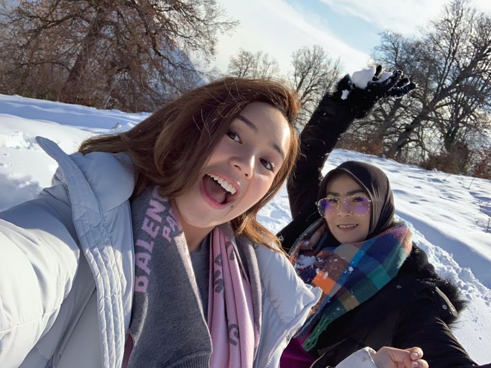 Pesona ibu 10 pesinetron, Rieta Amilia menawan di usia 59 tahun