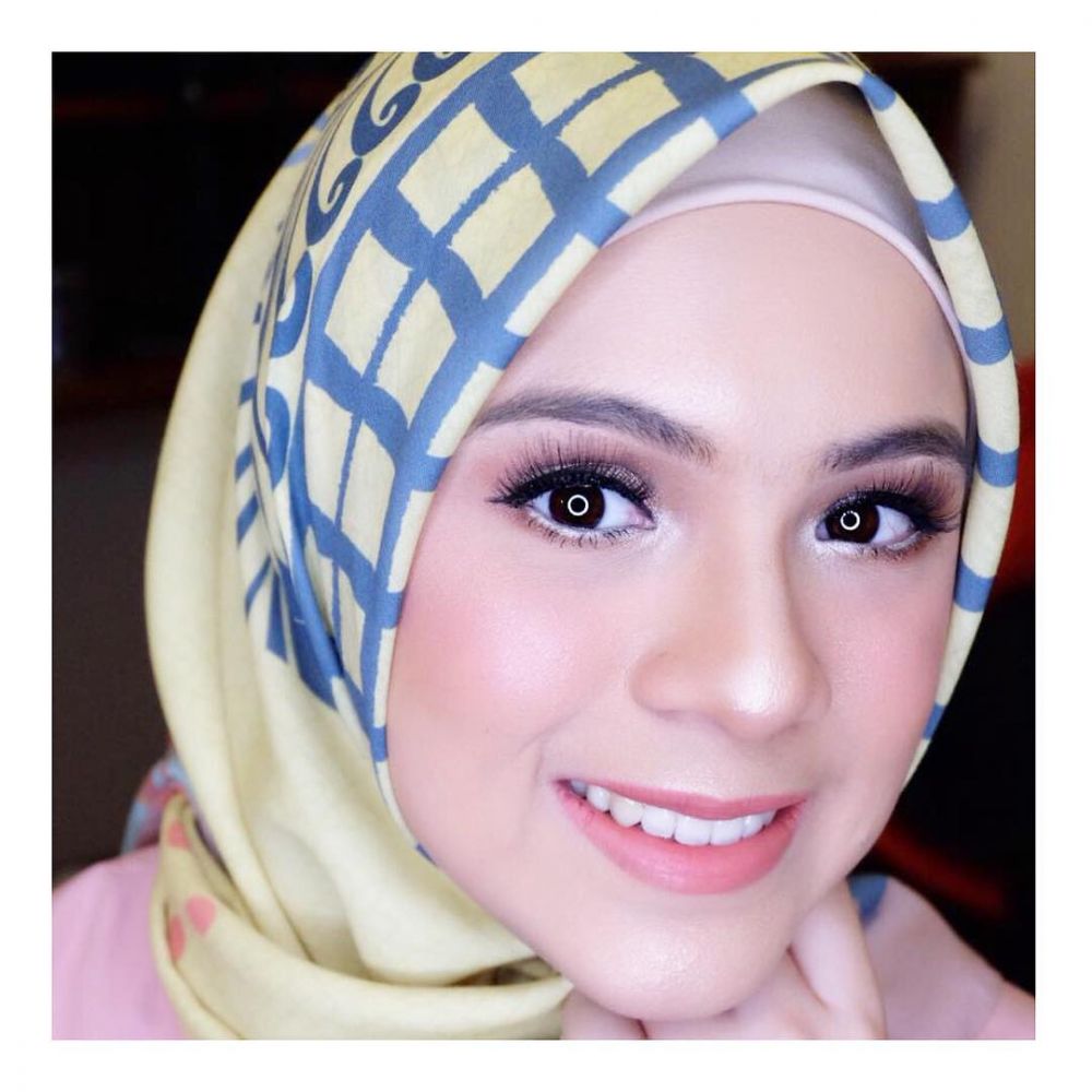 10 Pesona Nycta Gina ber-makeup tebal, cantiknya jadi manglingi