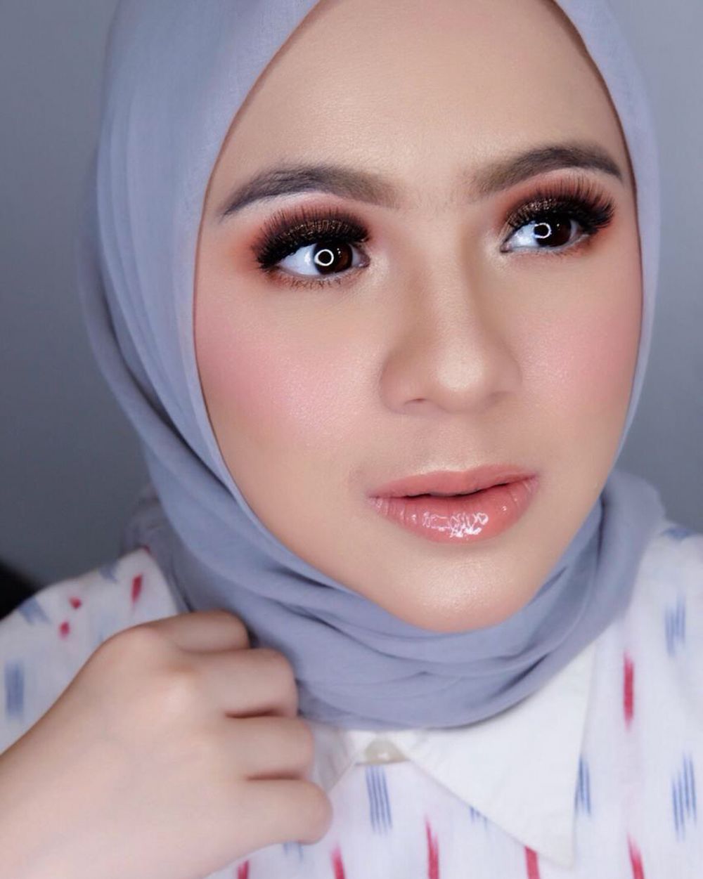 10 Pesona Nycta Gina ber-makeup tebal, cantiknya jadi manglingi