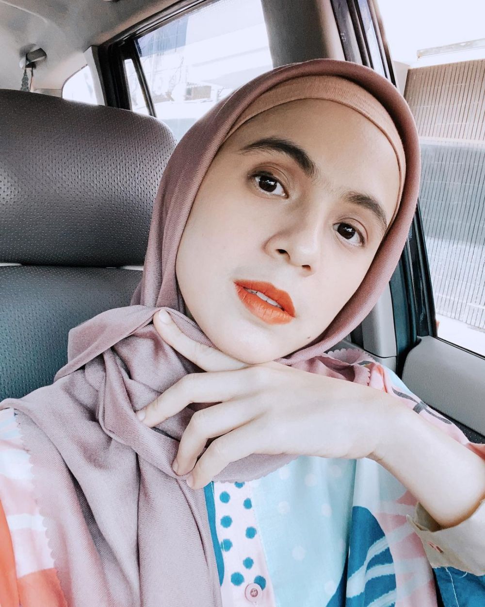 10 Pesona Nycta Gina ber-makeup tebal, cantiknya jadi manglingi