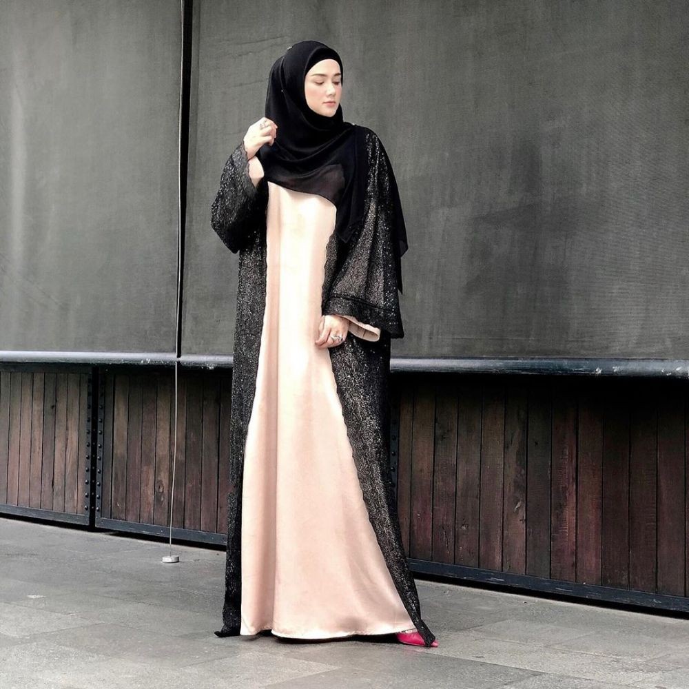 10 Beda gaya Maia Estianty dan Mulan Jameela saat kondangan, memesona