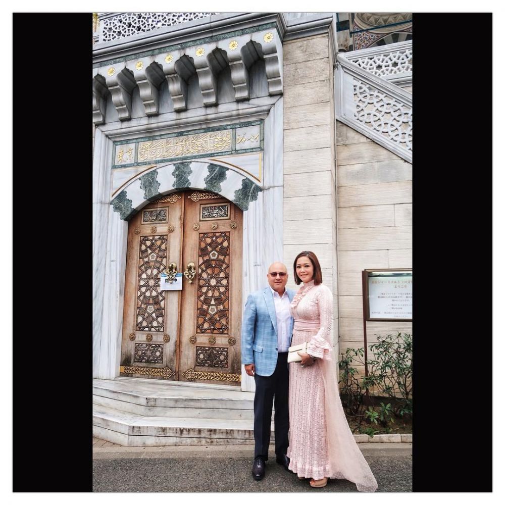 10 Beda gaya Maia Estianty dan Mulan Jameela saat kondangan, memesona