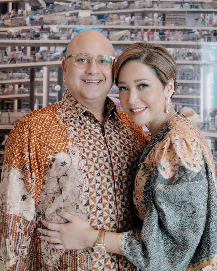 10 Beda gaya Maia Estianty dan Mulan Jameela saat kondangan, memesona