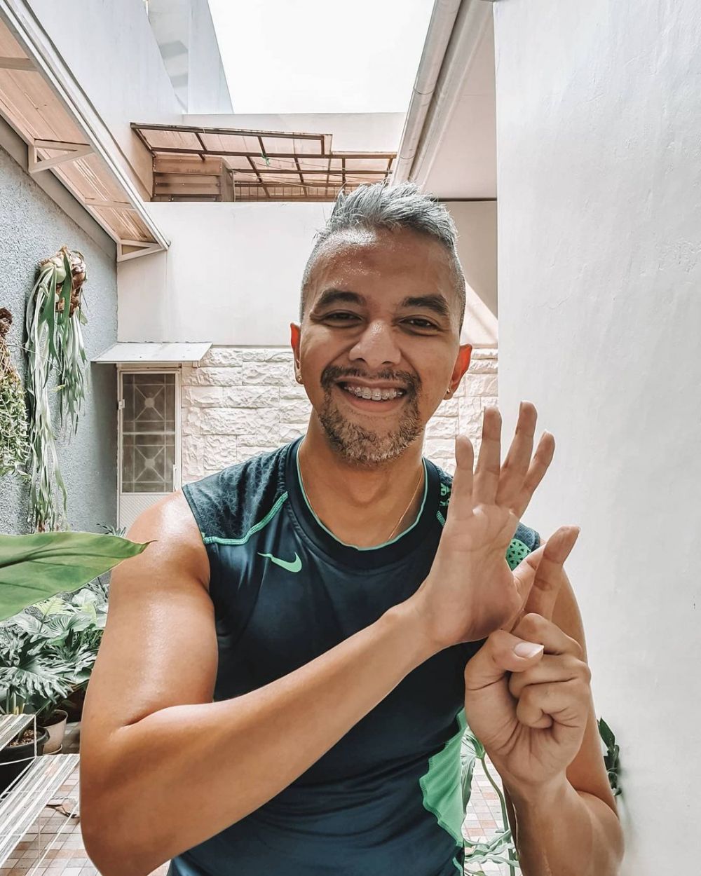 10 Penampakan rumah desainer Didiet Maulana, penuh lukisan