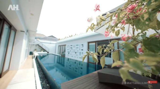 10 Potret rumah Crazy Rich Bali groomsmen Atta, ada ruang bak toko tas