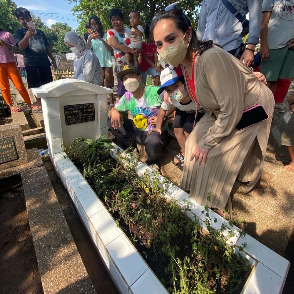 Momen 6 seleb ziarah ke makam keluarga menjelang Ramadhan