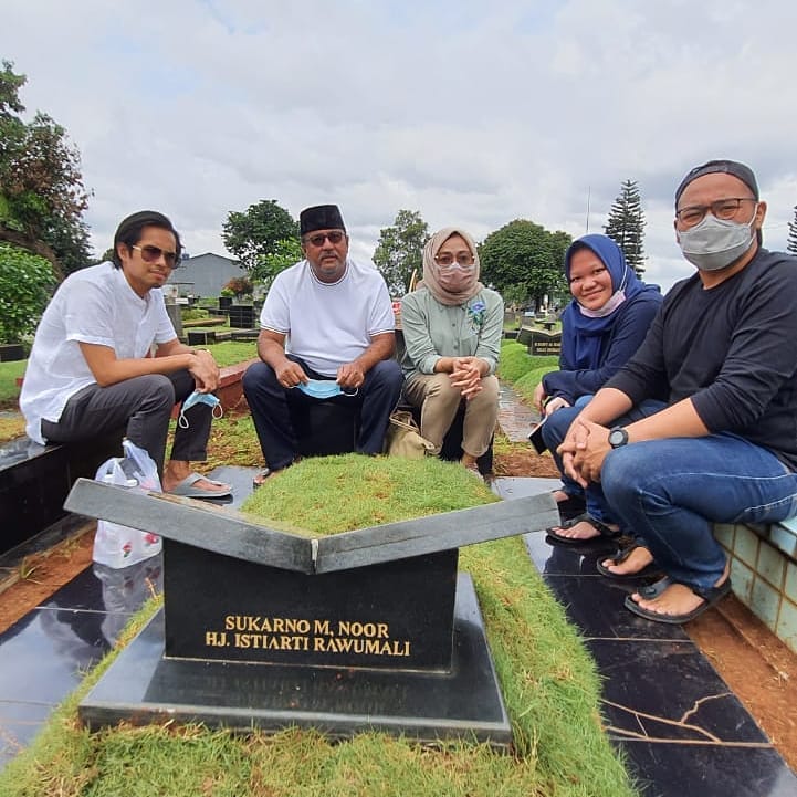 Momen 6 seleb ziarah ke makam keluarga menjelang Ramadhan