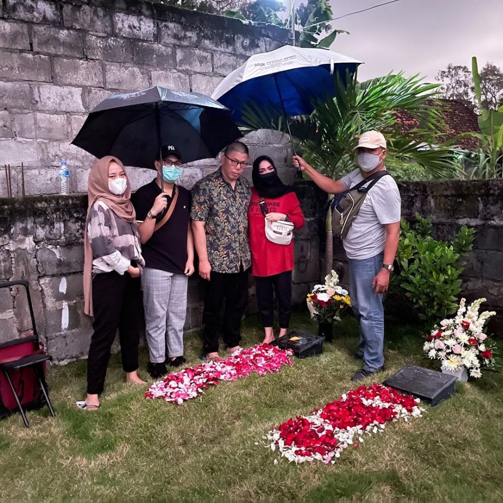 Momen 6 seleb ziarah ke makam keluarga menjelang Ramadhan