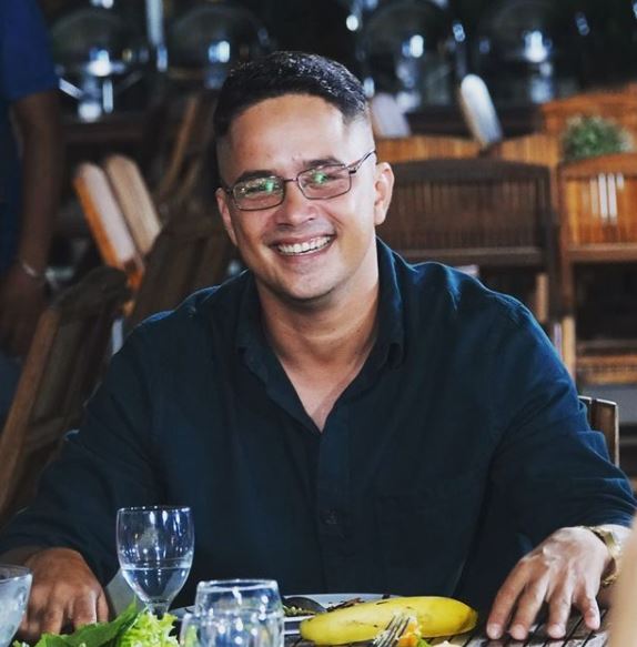 7 Potret Fathir Muchtar tanpa brewok, bikin pangling