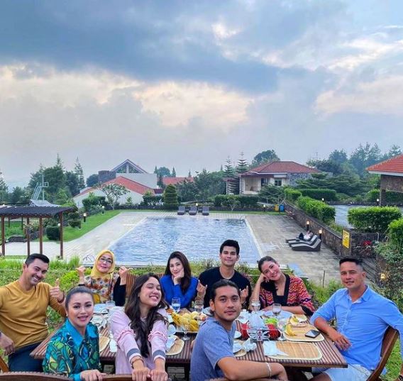 7 Potret Fathir Muchtar tanpa brewok, bikin pangling