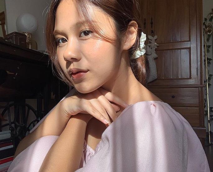 Hobi thrifting, 10 seleb ini berkelas kenakan baju bekas