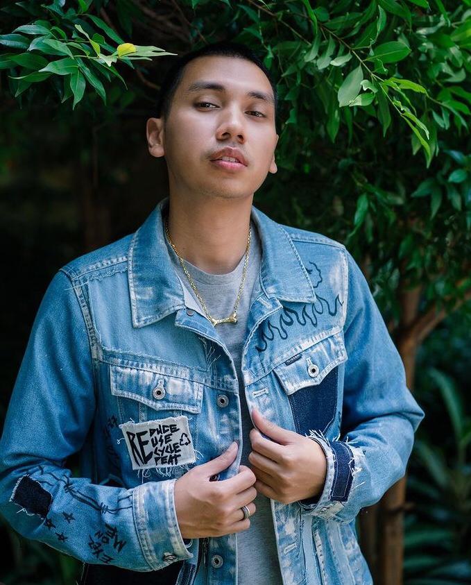 Hobi thrifting, 10 seleb ini berkelas kenakan baju bekas