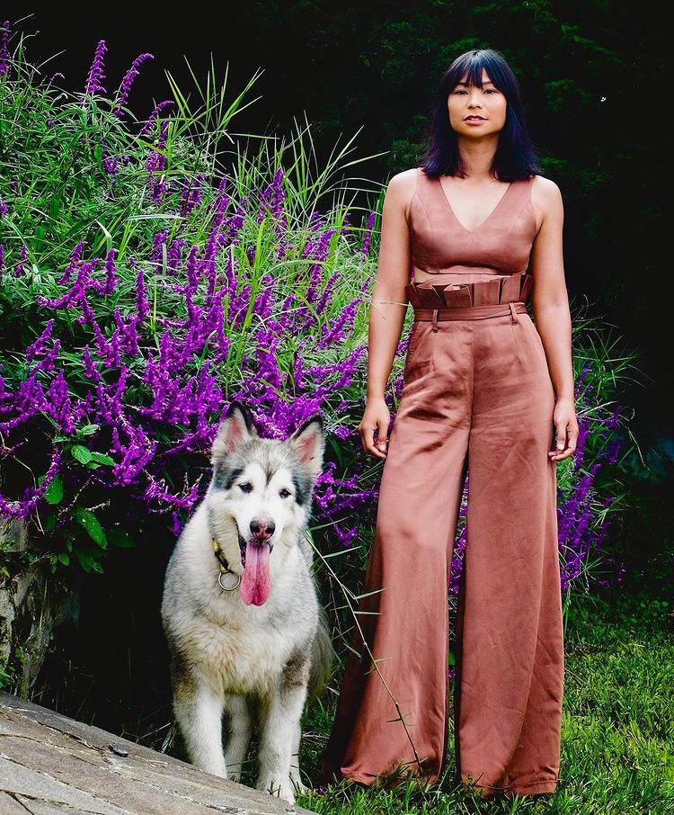 Hobi thrifting, 10 seleb ini berkelas kenakan baju bekas