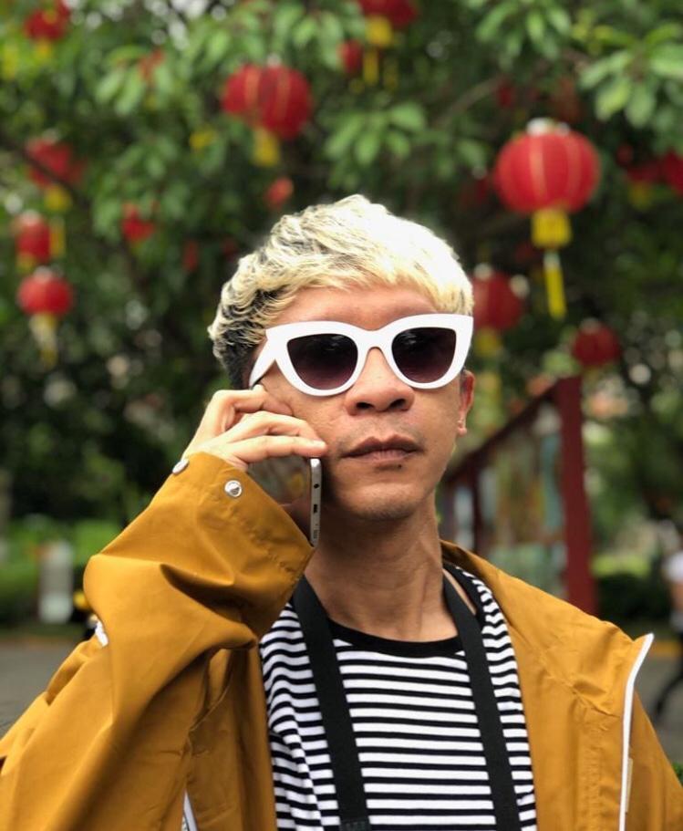 Hobi thrifting, 10 seleb ini berkelas kenakan baju bekas