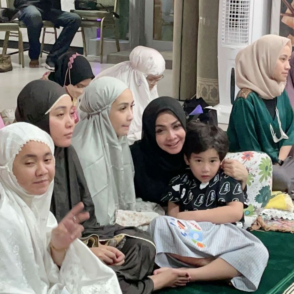 Momen 5 seleb jalani ibadah tarawih pertama, kumpul bareng keluarga