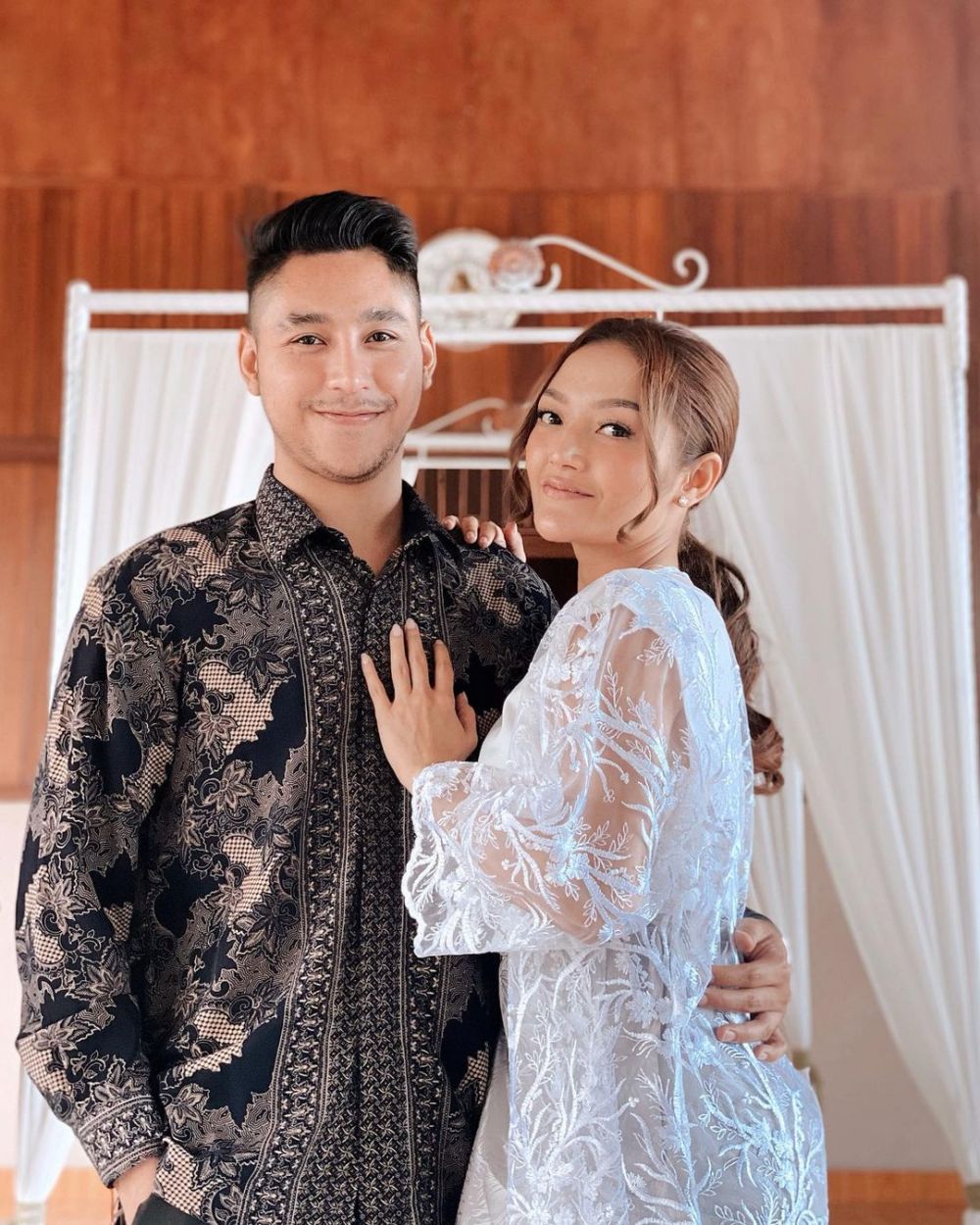 10 Beda gaya Siti Badriah dan Lesty Kejora saat kondangan, menawan